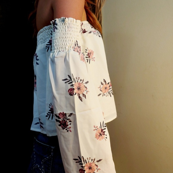 Ivory Floral Off Shoulder Blouse. Medium - Picture 5 of 8